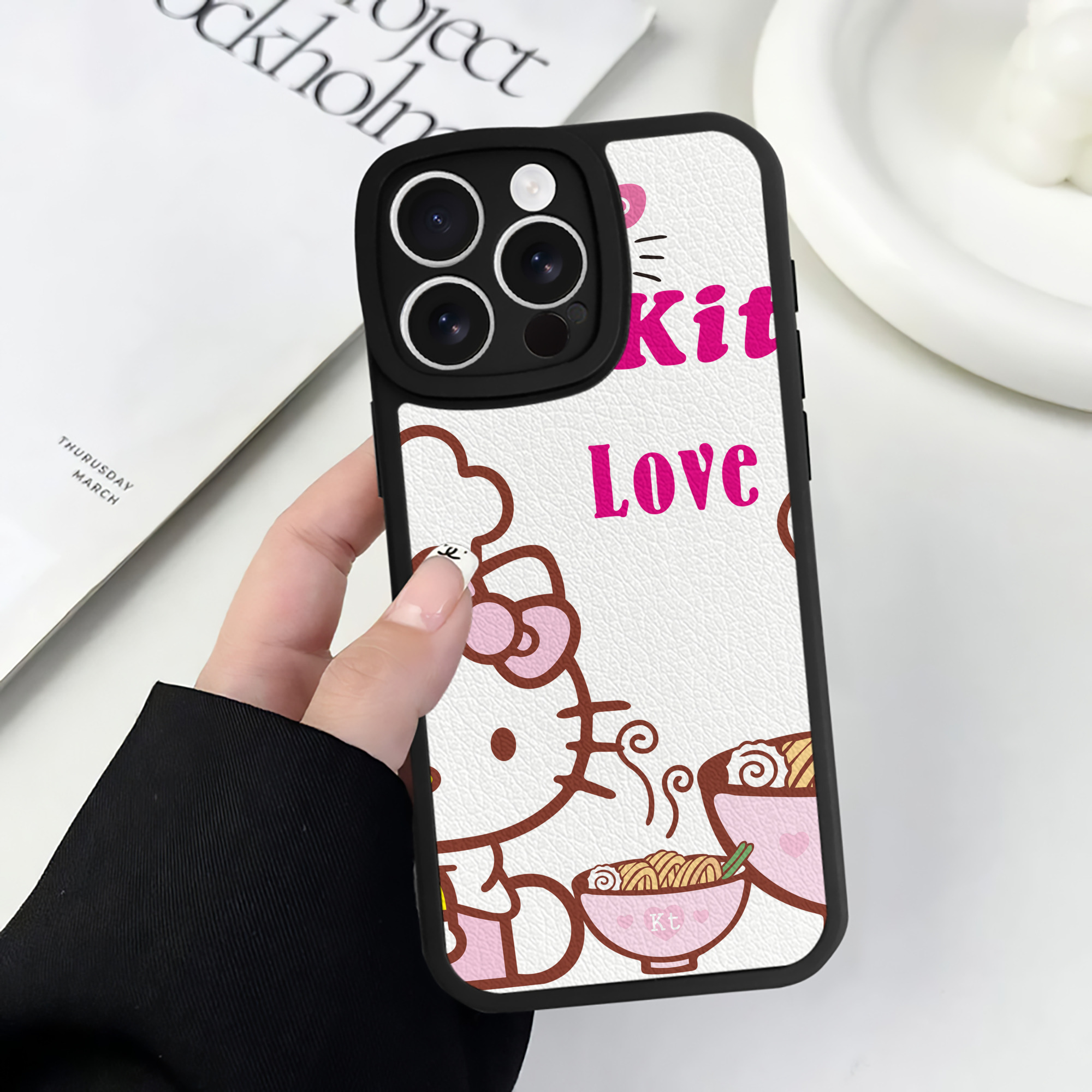 （画像用） Hello Kitty ハローキティ 【iPhone 16シリーズ対応】シリコンスマホケース（レザー調） 材質：シリコン